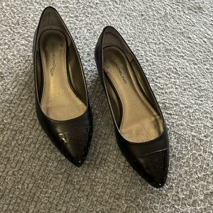 BANDOLINO Black leather kitten heel flats. Size 6M